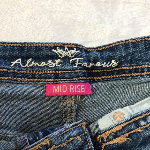 Almost Famous Distressed Denim Shorts Embroidered Pockets Junior Sz 7 Mid Rise - Picture 6 of 12